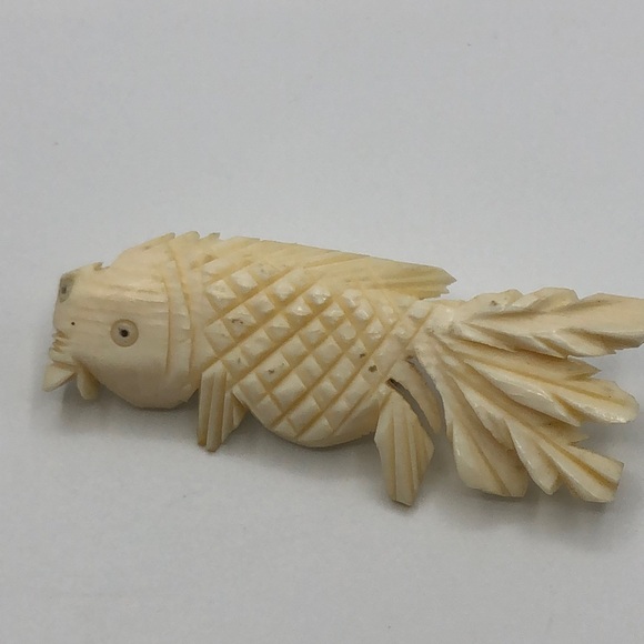 Vintage Carved Faux Ivory Resin Fish Brooch - Picture 1 of 7